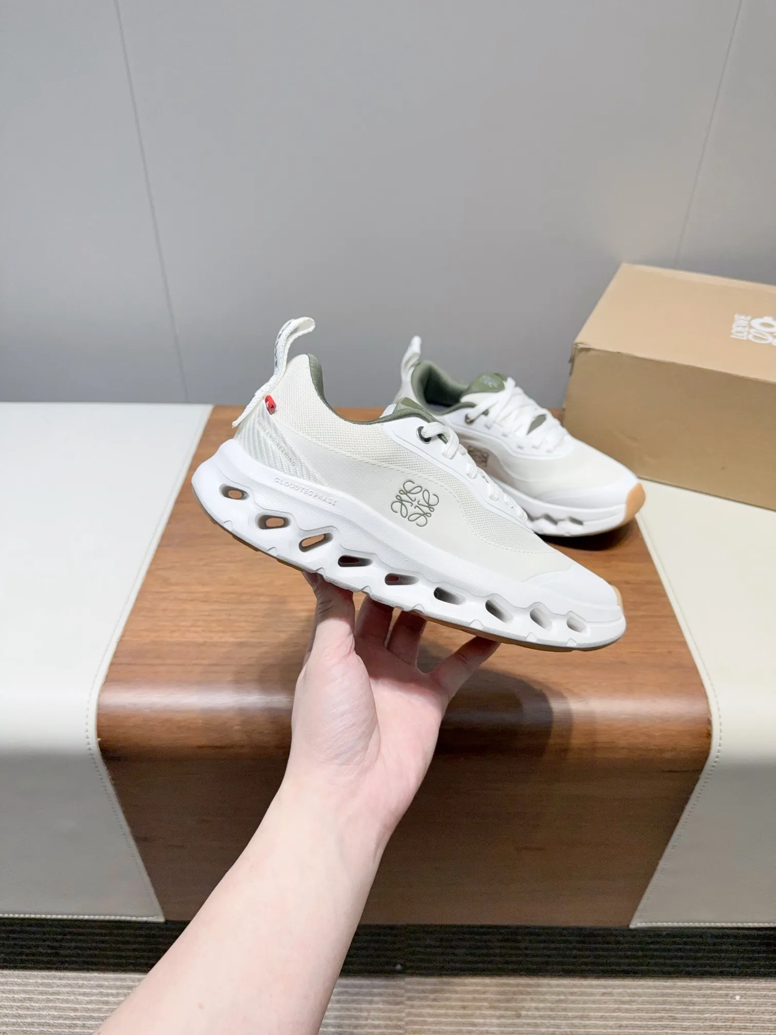 👟👟Ex-factory price 640👟👟 Lowe✅Loewe x on cioudtilt2.0 running shoes for couples Lowewe x on New cooperation series of running shoes The brand and the Swiss high-performance sports brand on jointly create this series of works specially designed for urban and outdoor life, fully demonstrating the technological quality of sustainable concepts. This cooperation combines ON's professional technology with Loewe's exquisite craftsmanship, and uses it in the production and design, specially designed for urban life and outdoor sports. Every color is awesome and super comfortable on the feet. ✔The upper is made of recycled polyester fiber and mesh fabric. ✔Using an exclusive rubber sole, the classic Loewe logo is printed on the side of the shoe and decorated with full-coverage seam details. Size: Women's 35-45 (40 women's 45 men's custom-made, non-refundable)
